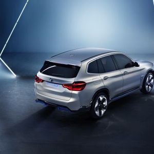 (BMW)