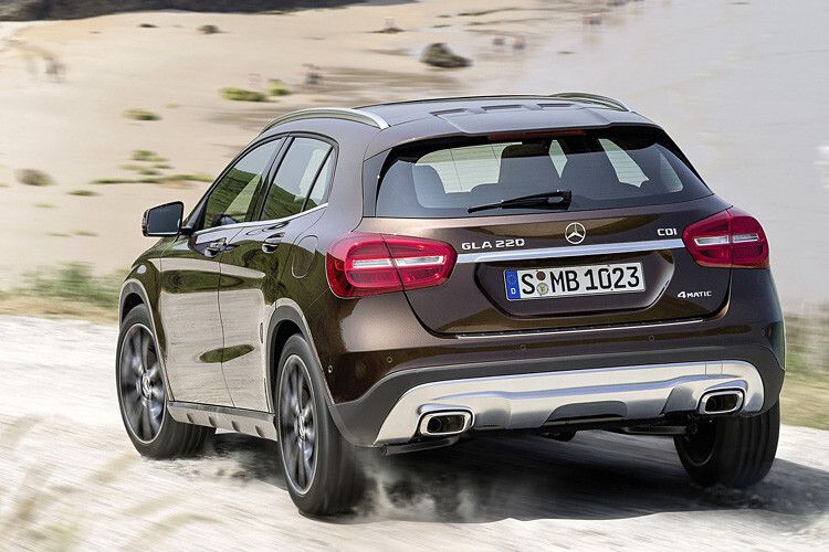 Aus allen anderen Perspektiven dagegen präsentiert sich der GLA in einem eigenständigen Erscheinungsbild. Die Designer setzen auf ein muskulöses Auftreten. Das macht besonders die Heckansicht deutlich, wo die ausgeprägten Schultern über den Radhäusern von dem nach oben hin schmal auslaufenden Dach noch betont werden. Den Offroad-Charakter des SUV unterstreichen Elemente wie ein angedeuteter und deutlich sichtbarer Unterfahrschutz. (Foto: Daimler)