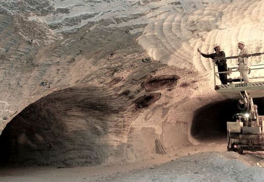 Blick in einen Salzstock. Vielen bekannt ist, dass man darin Atommüll lagern kann. Doch, auch wenn die Idee nicht mehr ganz neu ist, sind manche dieser Höhlen auch für die Lagerung von Wasserstoff geeignet. Eine neue Studie unterstützt jetzt diese These und macht Hoffnung.(Bild:  dpa)