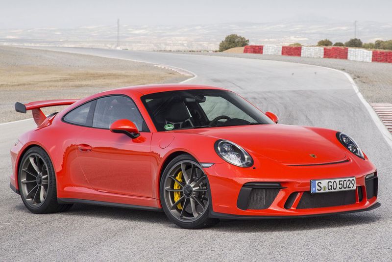 Mit einem gemittelten NEFZ-Verbrauch von 12,7 Litern/100 km liegt der Boxer übrigens 0,3 Liter über seinem kleineren und schwächeren Vorgänger. (Porsche)