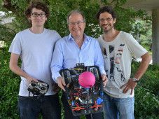 v.l. Oliver Glauser, Prof. Bernhard Elsener und Prof. Robert Flatt haben den C2D2 entwickelt. (Peter Rüegg / ETH Zürich)