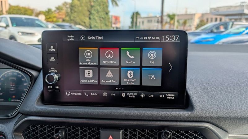 Als Infotainment-Zentrale fungiert ein 9 Zoll großer Touchscreen, der auf das Armaturenbrett aufgesetzt ist. Die einzelnen Funktionen sind dort sinnvoll angeordnet, mühsam in Untermenüs suchen muss man im Prelude nicht. Ebenfalls positiv zu erwähnen ist, dass im Prelude zwar eine Menge aktive Assistenzsysteme über die Sicherheit der Insassen und der Verkehrsteilnehmer wachen, sich diese aber nicht unangenehm in den Vordergrund drängen. (Bild: Mauritz – VCG)