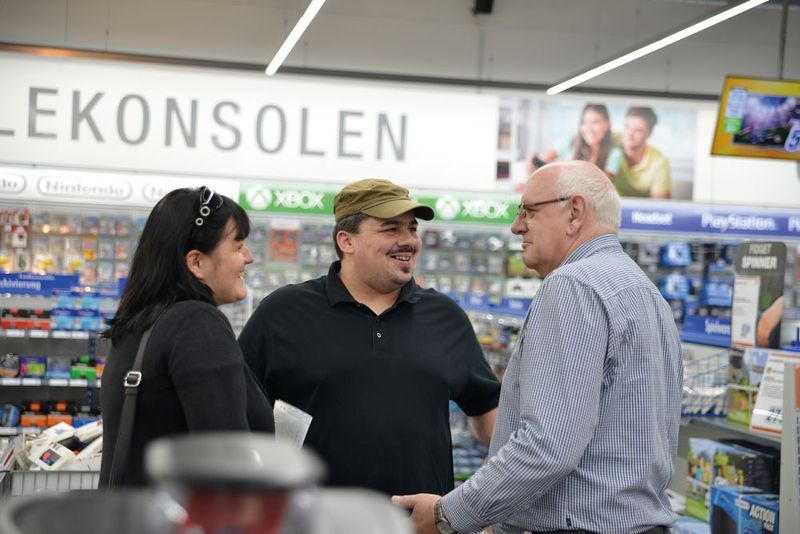 Manuela Maus und Thorsten Heinz (Thorsten Heinz Telekommunikation) mit Georg Vehring beim Expert während des Frühshoppens am Sonntag. (Eno)