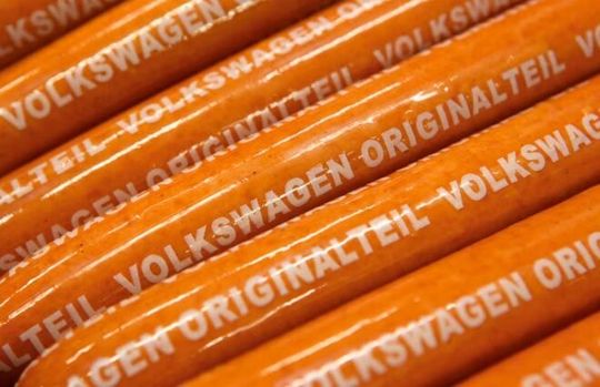 Bei Volkswagen hat sogar die Currywurst eine eigene Teilenummer! Um den Absatz anzukurbeln, wollen die Wolfsburger die würzige Fleischzigarre jetzt in die Supermärkte bringen. Sie soll sich vom Konzept auch von anderen Typen unterscheiden. Aber keine Angst, es ist keine Elektrowurst ...(Bild:  Volkswagen)