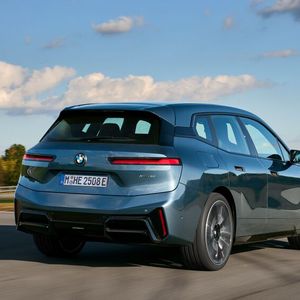 Die überarbeitete Heckschürze des BMW iX und durchlackierte Flanken betonen den „monolithischen Gesamteindruck“, den BMW hervorhebt.(Bild:  BMW)