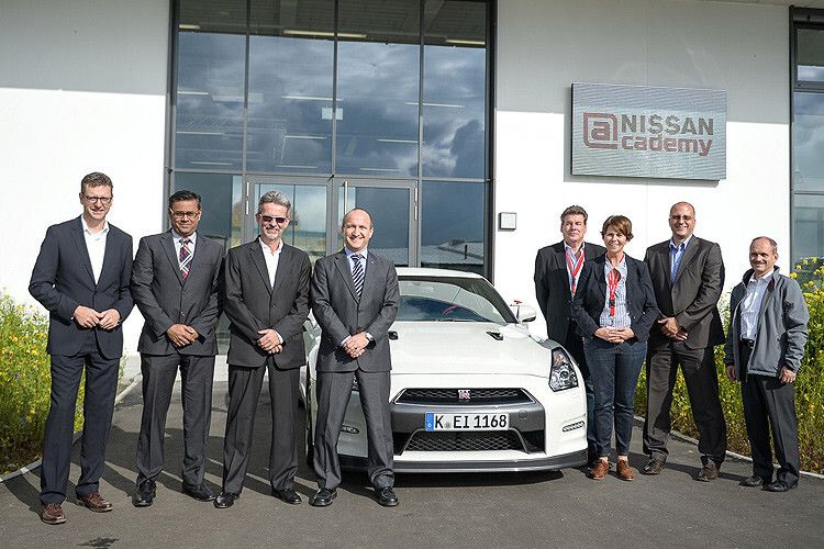 Thomas Hausch, Geschäftsführer von Nissan Center Europe (4. v. li.) will mit dem Schulungszentrum in Boxberg die Marke qualitativ voranbringen. (Foto: Nissan)