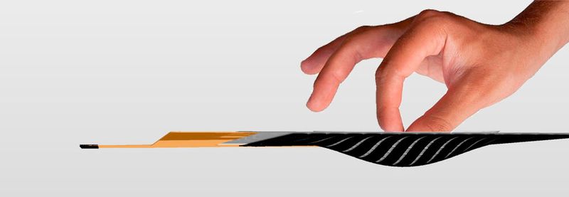 Tacterion wurde 2015 als Spin-off des Deutschen Zentrums für Luft- und Raumfahrt (DLR) gegründet. Das Startup entwickelt und vermarktet Artificial Skin - eine flexible taktile Sensortechnologie, mit der Objekte fühlen sollen wie ein Mensch. Sensorskin ist eine dehnbare sensorische Silikonschicht, mit der sich geschwungene, weiche und komplexe Objekte, die empfindlich auf Berührung und Druck reagieren, herstellen lassen. Das Unternehmen hat zwei Sensorskin-Modelle entwickelt - sensorskin C. für Mensch-Maschine-Interaktionen und sensorskin R. für detaillierte Druckverteilungsmessungen. Diese Sensortechnologie soll Produkte intelligenter machen und komplett neue Möglichkeiten der Mensch-Maschine-Interaktion ermöglichen.  (Bild: Tacterion)