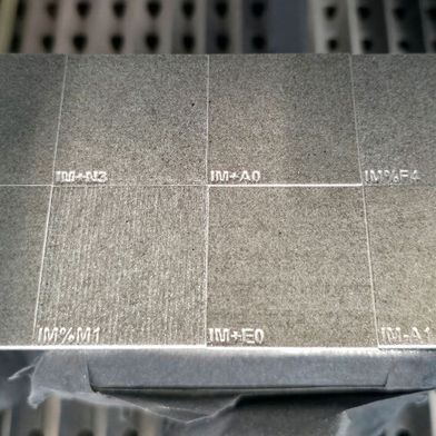 Das ist ein Muster aus Versuchen, wo es im Rahmen des Projekts „Ableitfähiges Imprägniermittel“ darum geht, additiv gefertigte Kunststoffteile auch für Anwendungen mit hohen Ansprüchen an die elektrische  Sicherheit fit zu machen, wie das SKZ aus Würzburg informiert. (Bild: SKZ / E. Schleiger)