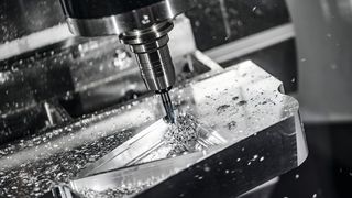 Eine CNC Maschine ist eine mittels Computer gesteuerte Maschine, die mit hoher Präzision Werstücke bearbeiten kann. (Bild: © Andrei Armiagov – stock.adobe.com)