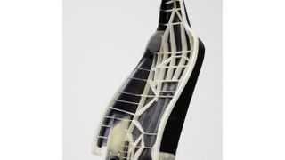 Bei gleicher Leistungsfähigkeit in puncto Sicherheit sind die CAMISMA Lehnen um mehr als 40 Prozent leichter als konventionell hergestellte Lehnenstrukturen aus Metall und zu attraktiven Kosten produzierbar. (Bild: Johnson Controls)