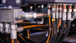 Hydraulikschlauchleitungen müssen sicher funktionieren und regelmäßig geprüft werden. Das Full-Service-Konzept von Schmitter Hydraulik soll das erleichtern.  (Bild: © Konstantin - stock.adobe.com)