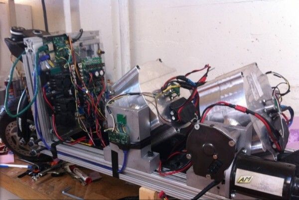 Das C1 von Lit Motors: zwei Gyroskope sorgen dafür, dass der elektrische Zweiradkabinenroller nicht umfallen kann - auch nicht bei einem Unfall (Lit Motors)