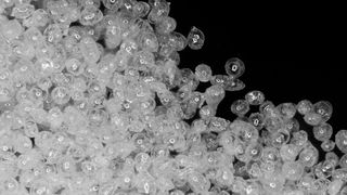 Mit dem Produkt TRI-Spheres 45XS Ultra erweitert Lehmann&Voss sein Portfolio an winzigen Mikrohohlkugeln, die bei der Farb- und Lackherstellung, in der Kunststofftechnik oder im Bausektor ihre Einsatzgebiete finden. (Lehvoss)