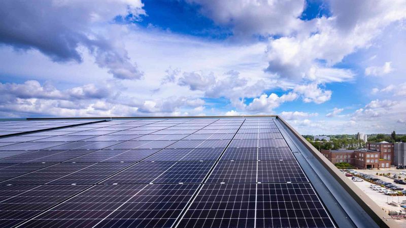 Um Photovoltaikanlagen schnell und sicher ins Stromnetz zu integrieren, kooperiert Goldbeck mit Carbonfreed.(Bild:  Goldbeck)