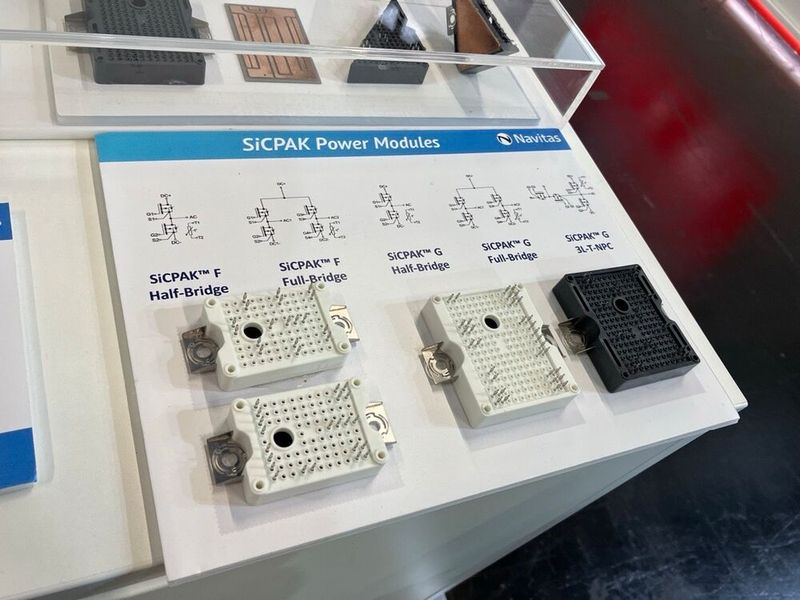 Navitas zeigte SiCPAK-Leistungsmodule in verschiedenen Topologien, darunter Half-Bridge-, Full-Bridge- und 3L-TNPC-Ausführungen. Die SiC-Module sind auf Hochvolt- und Hochleistungsanwendungen ausgelegt. (Bild: VCG)