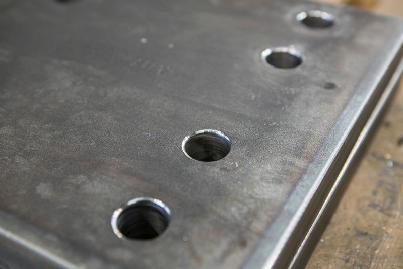 Vorher (links), nachher (rechts): die Hauptanwendung bei Unger ist das Fräsen eines Radius bei Bohrungen in Stahlbauteilen zur Vorbereitung auf eine hoch-wertige Korrosionsschutz-Beschichtung. (Metabo)