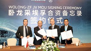 Wu Jianbo, CFO von Wolong Electric Group, Chen Jiancheng, Chairman von Wolong Electric, Jörg Grotendorst, Leiter der ZF-Division E-Mobility und Ye Guohong, Leiter E-Mobility Asia Pacific von ZF bei der Vertragsunterzeichnung. (v.l.) (ZF)
