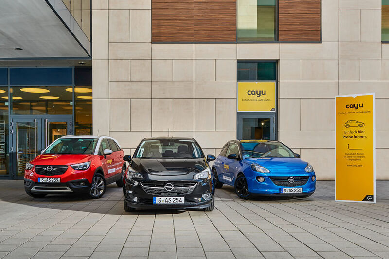 Drei Autos stehen für Probefahrten direkt vor dem Einkaufszentrum bereit. (Opel)