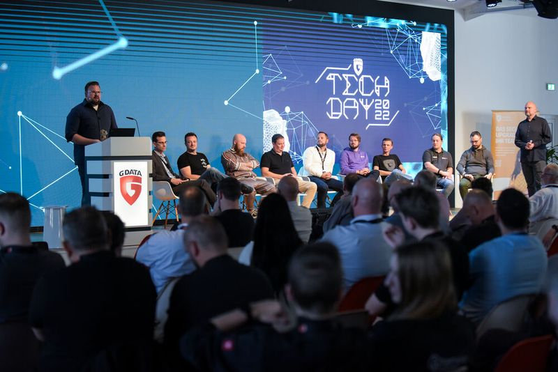 Markus Koscielny (Presales Consultant), Manuel Bach (Leiter des Referats „Cyber-Sicherheit für KMU“ im BSI), Christian Landström (Head of Managed Security Services, G Data Advanced Analytics), Sascha Schimmler (Head of Offensive Security Services, G Data Advanced Analytics), Thomas Siebert (Director Security Solutions bei G Data), Tim Kartali (Head of Channel Sales, IONOS SE), Christian Laber (Head of E-Learning Development), Johfra de Kler (Senior LMS Administrator G Data), Manuel Beelen (Lead Research & Development Engineer), Stefan Hausotte (Head of Threat Intelligence & Infrastructure G Data), Matthias Koll (Business Owner Cyber Defense Academy) (Bild: G Data)