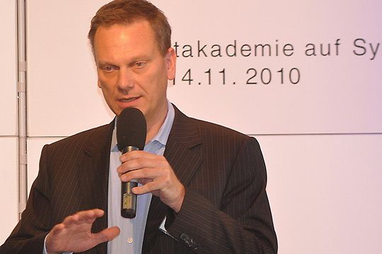 Arne Joswig vom Autohaus Lensch, ging beim Talk an der Tonne unter der Überschrift „Die da oben, wir hier unten“ auf das Zusammenspiel zwischen Chefs und Mitarbeiter in seinem Unternehmen ein.  (Archiv: Vogel Business Media)