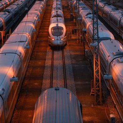 Während die Umsätze mit der Automobilindustrie deutlich zurückgehen, partizipieren die im Schienenverkehr als Zulieferer operierenden Kautschukverarbeiter am hohen Auftragsvolumen. (Bild: stock.adobe.com - MiReh)