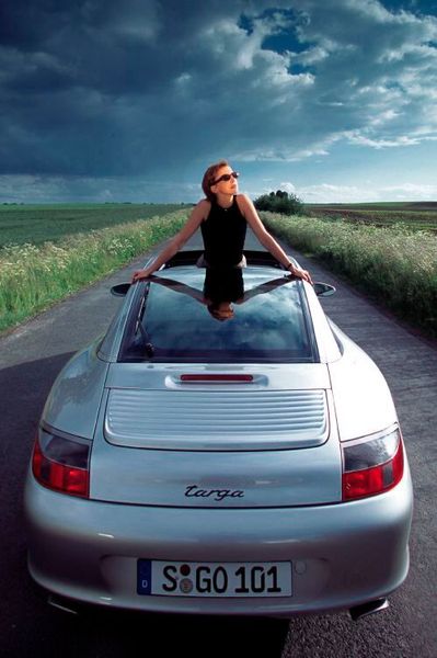 Die Konstruktion des Panorama-Glasdachs beim Typ 996 ist im Vergleich zum 993 Targa nicht wesentlich verändert worden. Mit einer Ausnahme allerdings ... (Bild: Porsche AG)