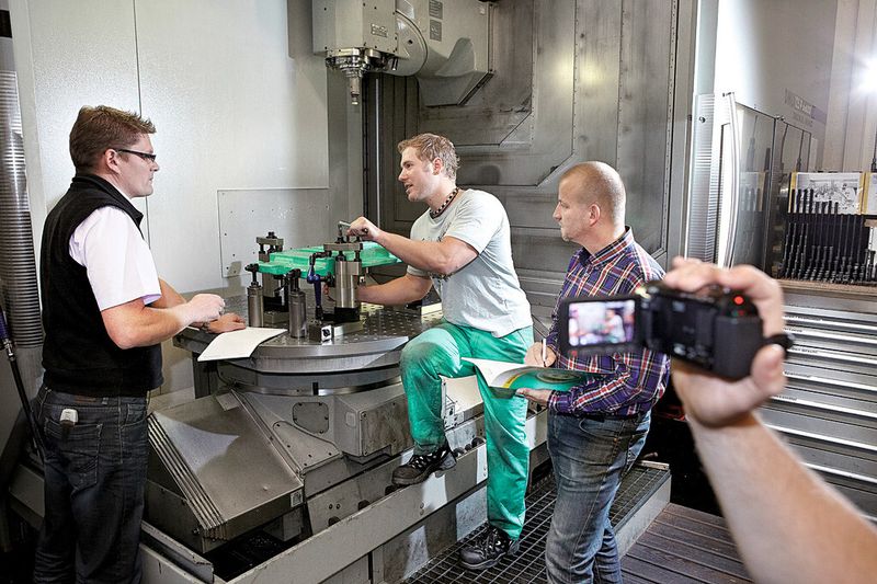 Anhand des beim Rüsten aufgenommenen Videos erfolgt die Rüstschrittanalyse und an-schließend in einer Diskussion zwischen Werkern und Vorgesetzten das Optimieren des Rüst-vorgangs. (Bild: Arburg)