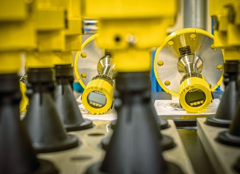 Wie genau das fertige Messgerät aussieht, das entscheidet die Anwendung. Anhand der vorgegebenen Parameter und Prozessbedingungen wird der Radarsensor in der Vega-Fertigung massgeschneidert zusammengebaut. (Bild: Vega)