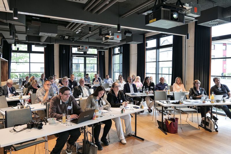 An der Jahrestagung nehmen die Weiterbildungsverantwortlichen der Autohersteller und Importeure für die nichttechnischen Weiterbildungen Geprüfter Automobilverkäufer, Geprüfter Automobil-Serviceberater, Geprüfter Teile- und Zubehörverkäufer sowie Geprüfte Automobil Sercvice Assistenz teil. (Bild: Schmidt - VCG)