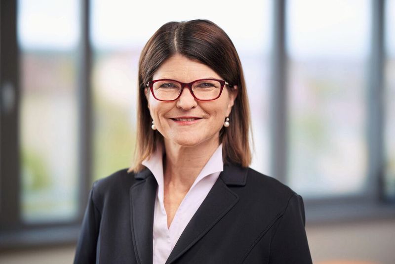 Der Aufsichtsrat der Siemens Healthineers AG hat Anfang Mai einstimmig die Bestellung von Elisabeth Staudinger zum Mitglied des Vorstands vorzeitig verlängert. Sie wird diese Position nun bis Ende September 2029 innehaben. (Bild: Siemens Healthineers )
