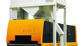Die Grundform und Farbgestaltung der Rollengang-Strahlanlage Sprint soll die Neugier vieler Messebesucher wecken.Bild: Gietart (Archiv: Vogel Business Media)
