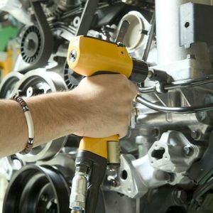 Bei schweren Werkzeugen sollte der Handgriff so angebracht sein, dass er sich direkt unter dem Schwerpunkt befindet. Dies minimiert die Biegebelastung des Handgelenks und eignet sich insbesondere für Impulswerkzeuge, die nur geringe Andruckkräfte erfordern, aber ein hohes Drehmoment übertragen müssen. Im Bild ein Pulsor, der digital überwacht werden kann.