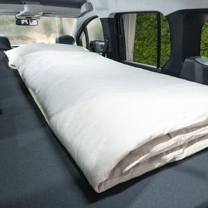 Ein Bettgestell samt Matratzenelementen kann zu einer Liegefläche von 2 mal 1,15 Metern ausgeklappt werden.(Bild:  Mercedes-Benz)