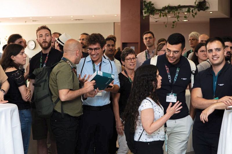 Begeisterte Gesichter: Während die Vorträge die Teilnehmer begeisterten, stkonnten sie bei einer Verlosung wertvolle Entwicklungsboards verschiedener FPGA-Hersteller gewinnen. (Bild: Tobi Giessen)
