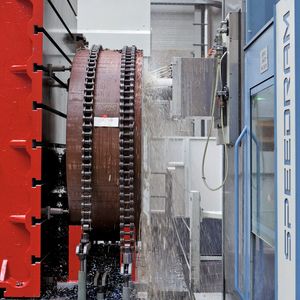 Bild 1: Das Fahrständer-Bohrwerk wurde mit Spindelleistungen bis 145 kW für die genaue Bearbeitung von Großbauteilen entwickelt.