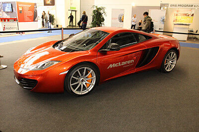 Das Auto ist jetzt mit „Brake Steer“ ausgestattet, einer Innovation von McLaren, die erstmals für die Formel 1 entwickelt und eingesetzt wurde. (Bild: Königsreuther)