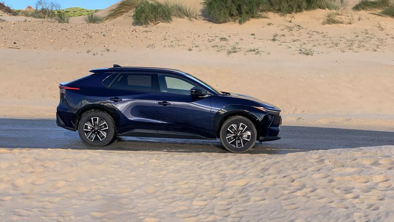 In der Silhouette hat sich der Toyota BZ4X kaum verändert.(Bild:  Schmidt - VCG)