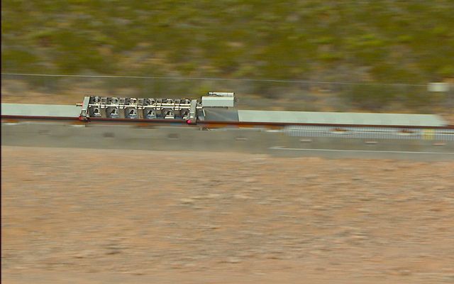 Wer blinzelt, verpasst's: Innerhalb von einer Sekunde wurde der Hyperloop-Schlitten auf 53 Meilen pro Stunde (etwa 85 km/h) beschleunigt. (HYperloop One / YouTube)
