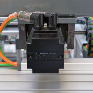 Sechs Elektrozylinder CMSB.. von SEW-Eurodrive führen den Pressvorgang an der Vorder- und Gegenseite sowie an den beiden Stirnseiten aus. Zum Teil fahren sie dabei synchron. Die Presskräfte werden mittels des Reglerstroms überwacht und für die Qualitätssicherung dokumentiert.