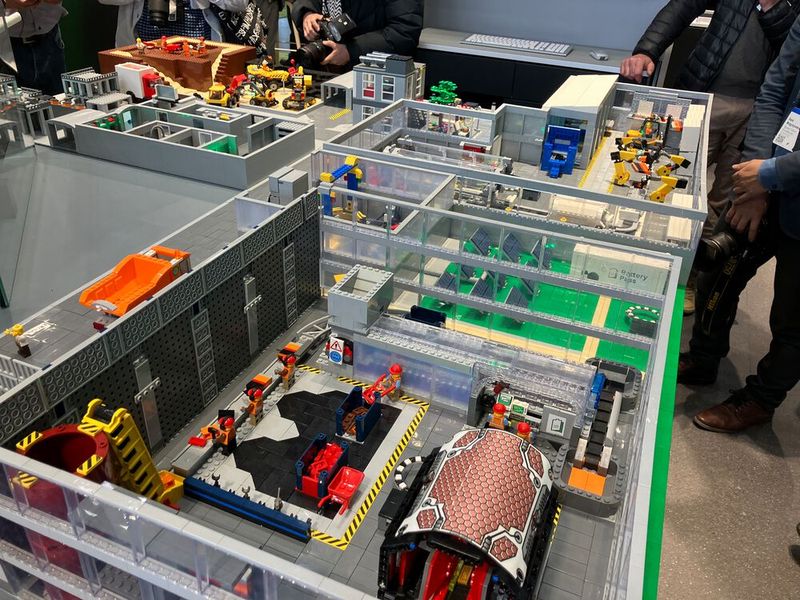 Das Fraunhofer IPK präsentierte seine Umsetzung des EU-Batterie-Passes. Ab dem 18. Februar 2027 benötigen alle neu in der EU auf den Markt gebrachten Traktionsbatterien, Batterien von Zweirädern und Industriebatterien über 2 kWh Kapazität einen digitalen Batteriepass. Dieser soll Transparenz und Nachhaltigkeit in der Batterie-Wertschöpfungskette sicherstellen, Umweltbelastungen reduzieren und die Zweitverwertung von Batterien unterstützen. Umgesetzt wird der Batteriepass in Form eines Softwaresystems, in dem sämtliche Daten in verteilten Data Spaces gespeichert und dezentral verantwortet sind. Angefangen bei den Minen, in denen die seltenen Erden und Rohstoffe für die Batterien gefördert werden, bis hin zu Batterie-Produktion. Veranschaulicht wurde dies anhand eines Lego-Modells. (Bild: Juliana Pfeiffer/VCG)