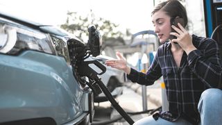 Auf ein E-Auto umsteigen? Das können sich Verbraucher heute deutlich seltener vorstellen als vor einigen Jahren, als es noch staatliche Förderung gab. Gerade die Skepsis gegenüber gebrauchten E-Autos ist laut dem neuen DAT-Report 2025 hoch. (Bild: © Chalermphon - stock.adobe.com)