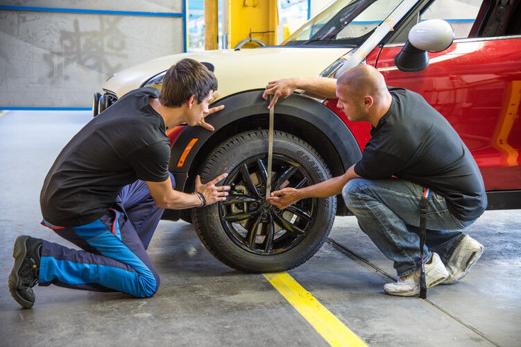 Die Reifen wurden durch grobstollige Spezialbereifung ersetzt. (Foto: BMW)