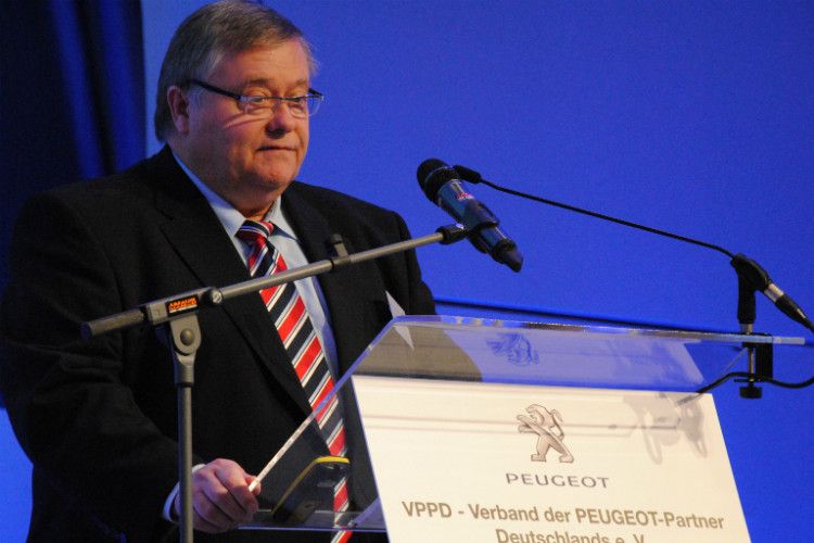 Wolfgang Krohnen (Vorstandsmitglied Verband der Peugeot-Partner Deutschlands) gab einen Einblick in die wirtschaftliche Situation des Händlerverbands. (Foto: Baeuchle)