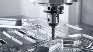 Mit Verfahrwegen von 1.000 Millimetern × 1.250 Millimeter × 1.000 Millimeter bearbeitet das 5-Achs-Simultan-Bearbeitungszentrum auch große Formbauteile effizient. Umfangreiche Kühlmaßnahmen gewährleisten zudem die hohe Präzision der anspruchsvollen Komponenten. (Bild: DMG Mori)