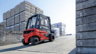 Power wie ein Verbrenner! Die neuen Linde-Stapler der Baureihe X20 – X35 (für 2 bis 3,5 Tonnen) leisten weit mehr als herkömmliche Elektrostapler, sagt der Hersteller. Dazu gehören unter anderem die mit ihnen überwindbaren Steigungen. (Linde Material Handling)