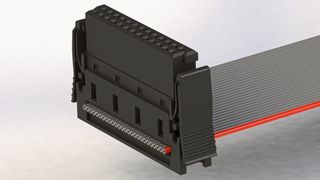 IDC mit Rasthebel: Bei IDC-Steckverbindern wird die Messerleiste auf ihre Leiterplatte gelötet. Mithilfe der Schneidklemmtechnik stellt sie den Kontakt zwischen Messerleiste und den Adern eines Flachbandkabels her. Im Bild die One27-Federleiste von ept mit Schneidklemmtechnik. (Bild: ept)