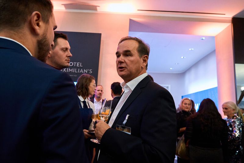 Werner Nieberle, Geschäftsführer der Vogel IT-Medien, sieht viele bekannte Gesichter unter den Gästen. (Bild: krassevideos.de / VIT)