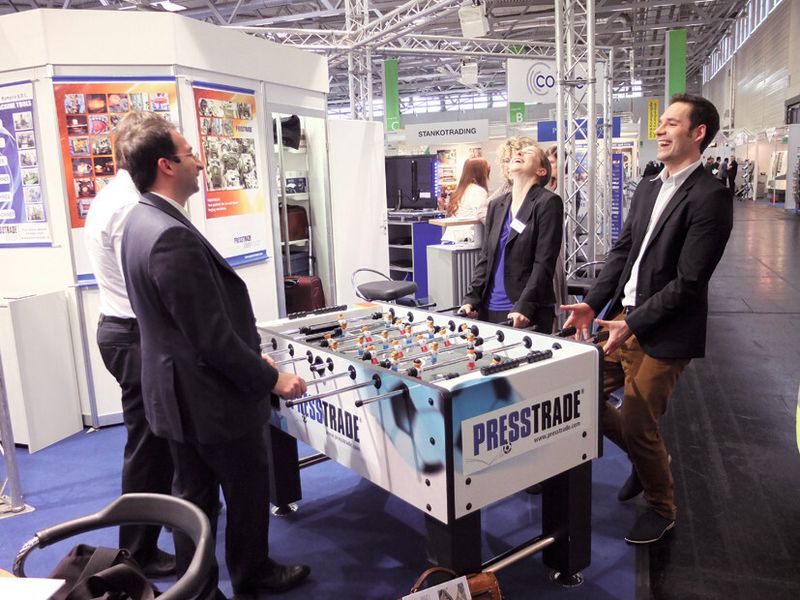 Superstimmung herrschte beim Kickerturnier am Stand des Umformtechnikspezialisten Presstrade. (Bild: Schreier)
