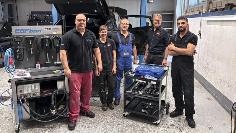 Das Team von Arndt Hürter (2 .v. r.) wurde von Trainer André Berckner (l.) auf das CBR-System geschult.(Bild:  Otto - VCG)