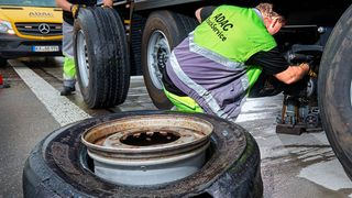 Heißer Asphalt, pralle Sonne und zu niedriger Luftdruck erhöhen die Gefahr für Reifenschäden. (ADAC TruckService)